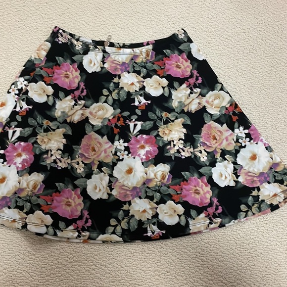 FOREVER21 | Floral Print A-Line Short Skirt - Picture 2 of 5